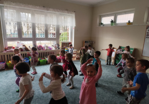 Dzieci wykonują relevé i plié.