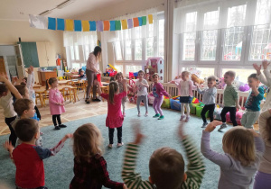 Dzieci wykonują rozgrzewkę taneczną.