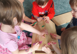 Dzieci ozdabiają karmnik.