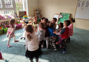 Dzieci dziękują instruktorce za zajęcia.