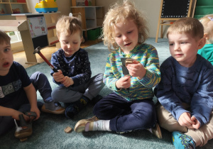 Dzieci poznają narzędzia.