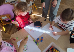 Dzieci wykonują swoje tłumaczenia.