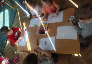 Dzieci wykonują swoje tłumaczenia.