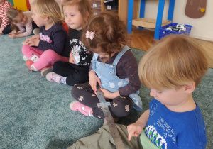 Dzieci poznają narzędzia.