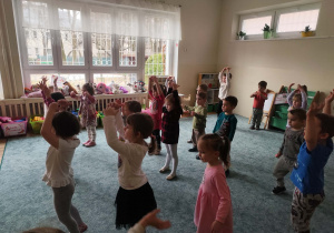 Dzieci wykonują relevé i plié.