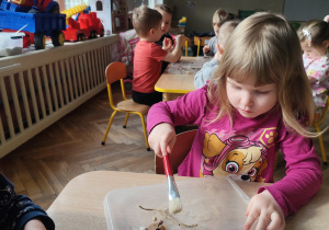 Dzieci pracują z własnym stanowiskiem archeologa.