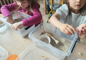 Dzieci pracują z własnym stanowiskiem archeologa.