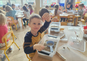 Dzieci prowadzą własne wykopaliska.