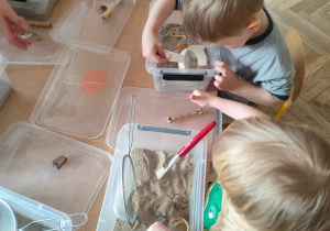 Dzieci prowadzą własne wykopaliska.