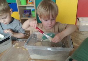 Dzieci prowadzą własne wykopaliska.