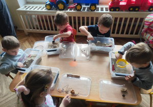 Dzieci pracują z własnym stanowiskiem archeologa.