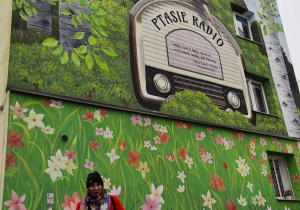 Dzieci słuchają wiersza Juliana Tuwima.