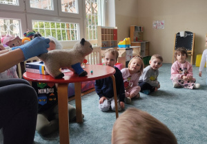 Dzieci słuchają pani doktor.