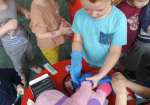 Dzieci bawią się w weterynarza.