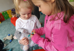 Dzieci bawią się w weterynarza.