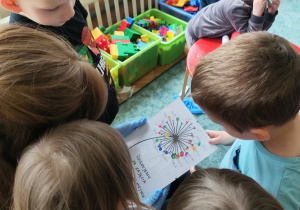 Dzieci podarowały pani doktor podziękowanie za zajęcia.