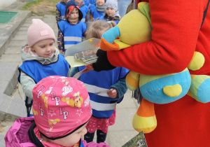 Dzieci otrzymały od Pani Justyny Tomaszewskiej pocztówki z Łodzi.
