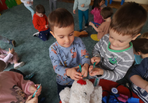 Dzieci bawią się w weterynarza.