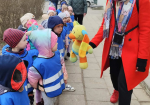 Dzieci zapoznają się z Panią Justyną oraz Kolorkiem.