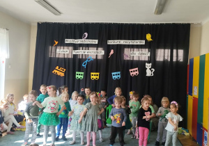 Grupa Słoneczek prezentuje piosenkę.