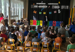 Dziecko recytuje wiersz Juliana Tuwima przed publicznością.