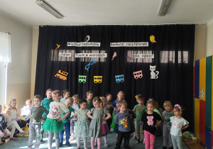 Grupa Słoneczek prezentuje piosenkę.