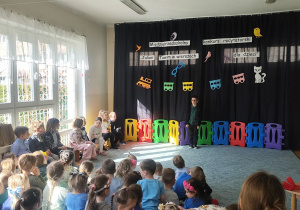 Dziecko recytuje wiersz Juliana Tuwima przed publicznością.
