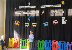 Dziecko recytuje wiersz Juliana Tuwima przed publicznością.