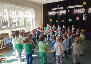 Grupa pierwsza i trzecia wspólnie śpiewają piosenkę z wykorzystaniem gumy animacyjnej.