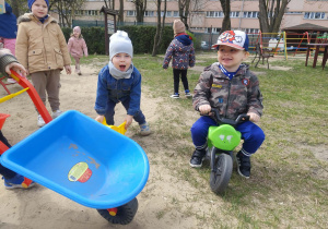 Chłopcy spędzają czas na wspólnej zabawie.