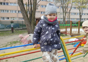 Dziewczynka bawi się na drabinkach.
