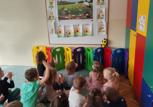 Dzieci witają się z pszczołą Genowefą.