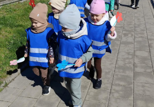 Dzieci idą na spacer z okazji Dnia Ziemi.