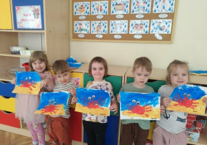 Dzieci prezentują swoją pracę plastyczną.