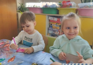 Dzieci wykonują swoją pracę przestrzenną.