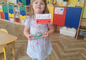 Dziewczynka prezentuje pracę konkursową.
