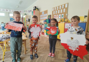 Dzieci prezentują prace konkursowe.