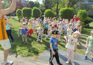 Dzieci naśladują ruchy taneczne za prowadzącym.