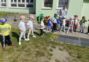 Dzieci biorą udział w hip hopie.