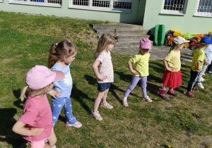 Dzieci biorą udział w hip hopie.