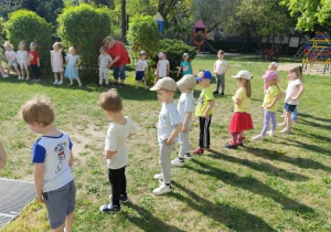 Dzieci biorą udział w hip hopie.