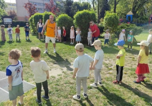 Dzieci naśladują ruchy taneczne za prowadzącym.