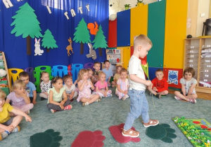 Dzieci ukrywają przysmaki dla psa w macie węchowej.