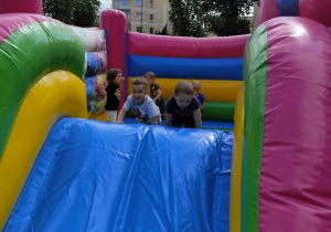 Dzieci bawią się na dmuchańcu.