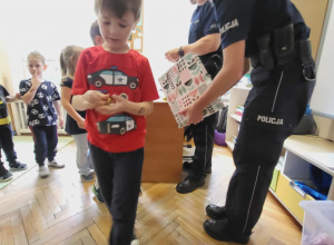 Bezpieczeństwo przede wszystkim, czyli policyjna lekcja w naszym przedszkolu!