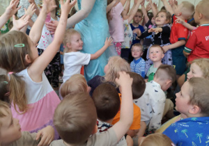Dziewczynki przytulają się do Elsy.