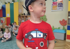 Chłopiec przymierza atrybuty policjanta.