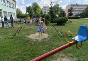Dzieci wspinają się na drabinki.