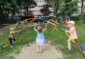 Dzieci korzystają ze sprzętu ogrodowego.
