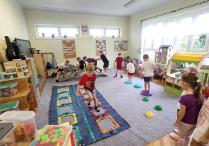 Mali Odkrywcy na Torze Przeszkód! Nasze Przedszkolaki w Akcji